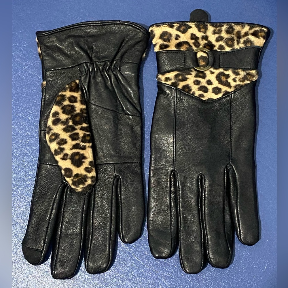 NWOT Altare black genuine leather texting gloves with leopard print and accents